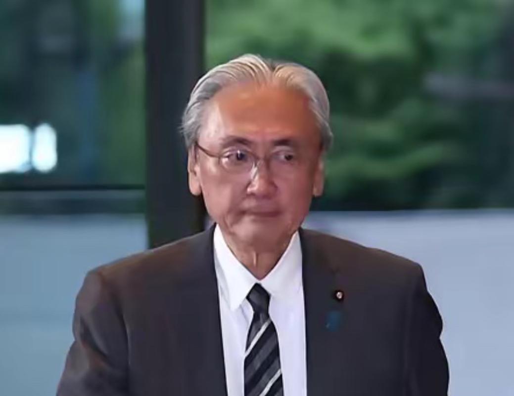 日本这回是真撞了南墙，难受得说不出话。一边派驻巴西大使隔空放话，说要缓和台海