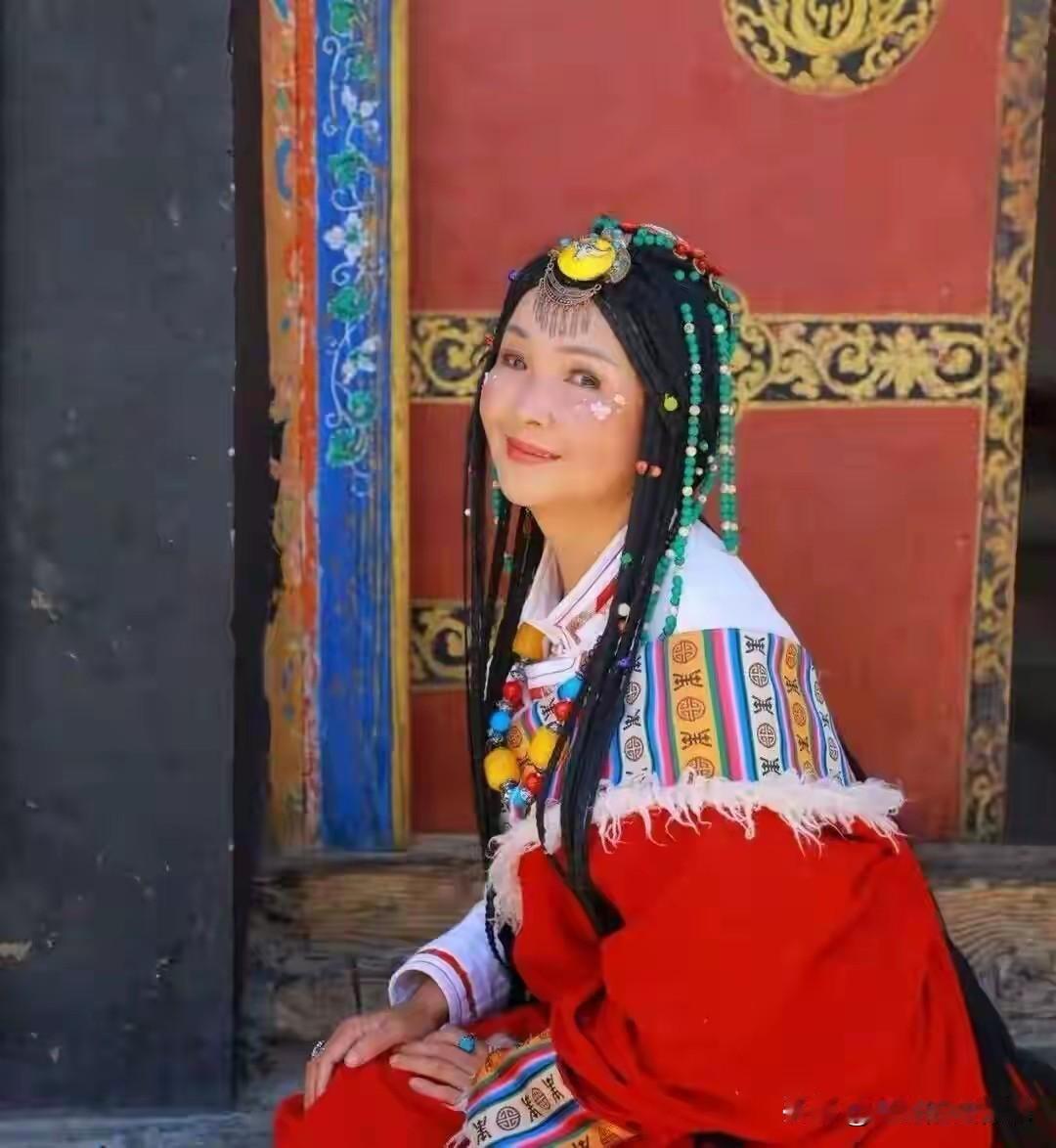 云南香格里拉，56岁的南玥光站在阳光下，说起自己这半辈子，像在讲别人的故事。可她