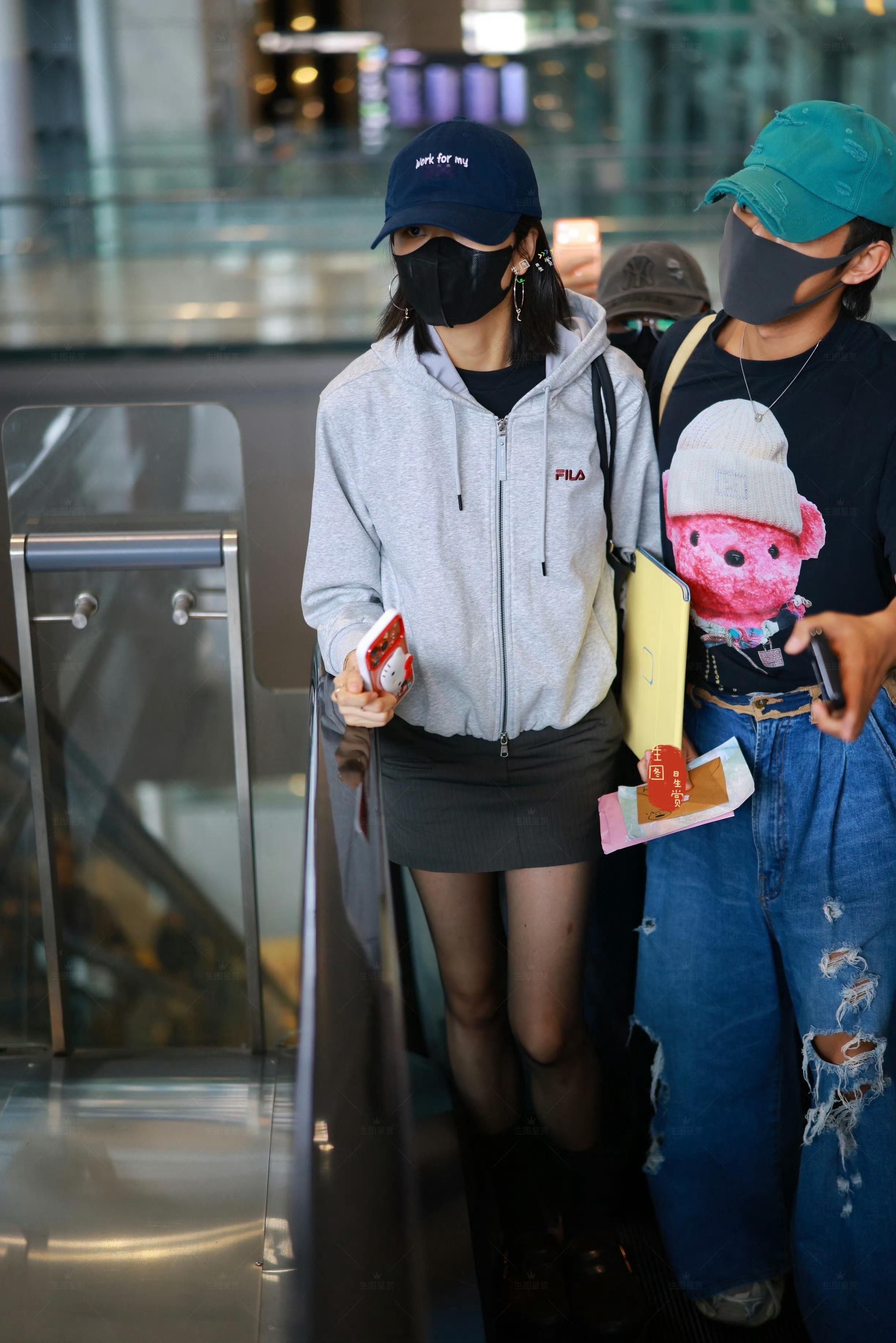 孙千🖤今日上海到达生图，黑丝大长腿