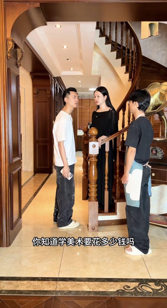 美术生跑来当保姆，当场被弟弟掀桌子质问：你装穷，到底想干嘛？小哆当场脸就白了