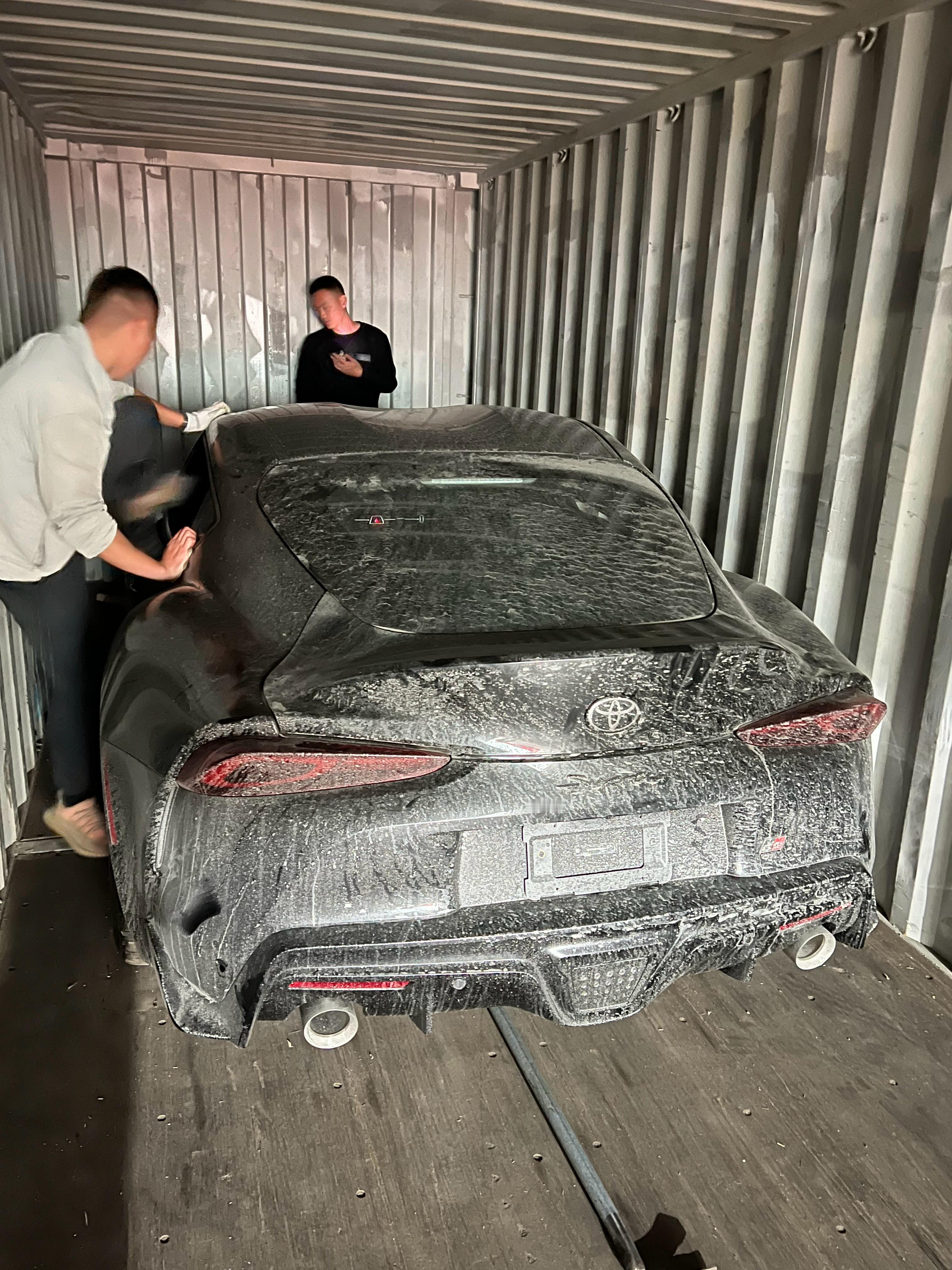 泥猴子[哭哭][笑着哭][捂脸哭]这车其实都卖了，赶紧给客户洗车去​​​