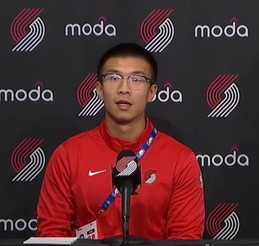 杨瀚森的翻译刘禹铖已经进入了开拓者的教练组，据媒体人邵化谦透露，杨瀚森的翻译刘