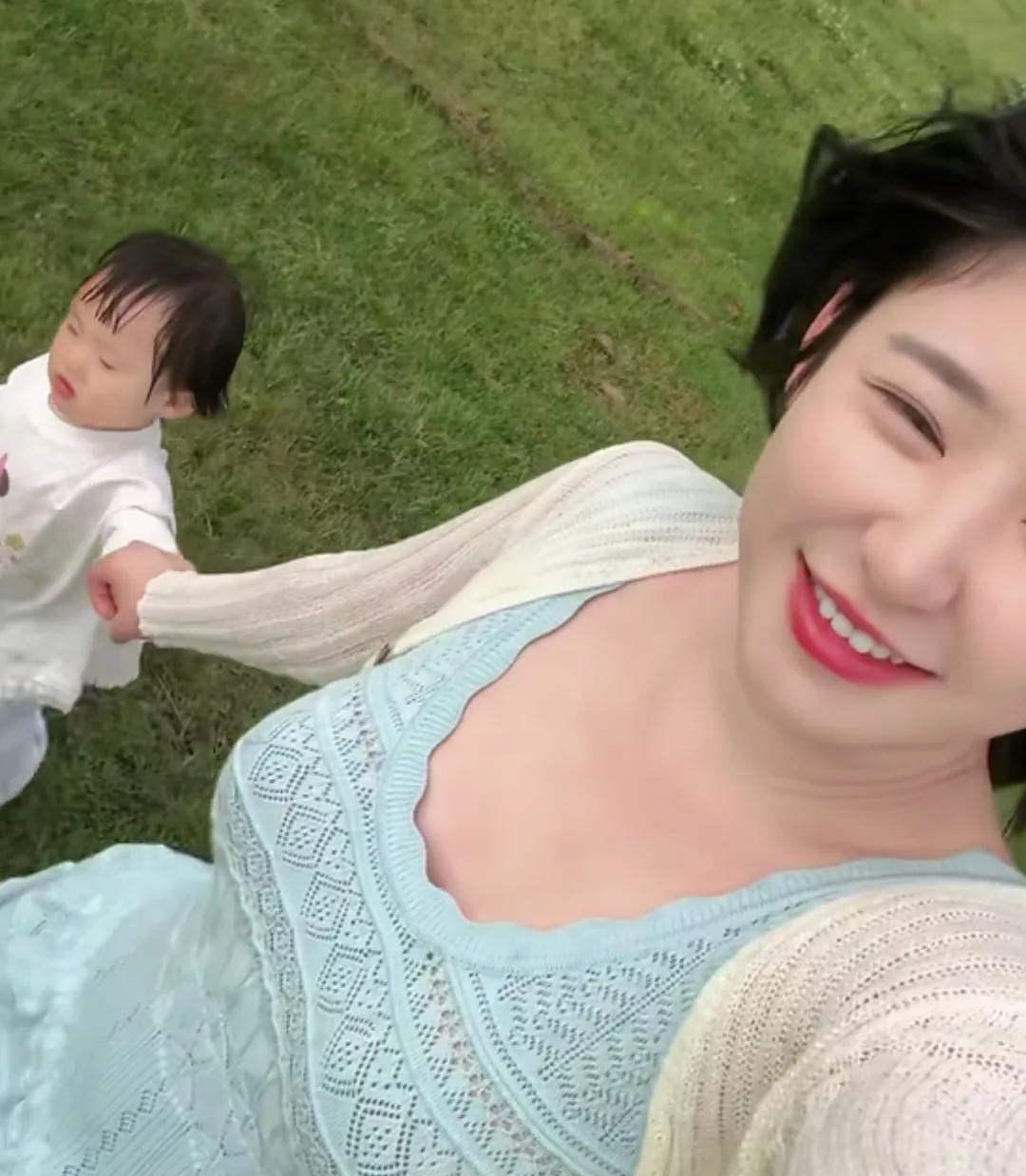 一转眼，王思聪女儿闪闪这么大了，长得越来像爸爸和爷爷了。还是很佩服黄一鸣，她算是