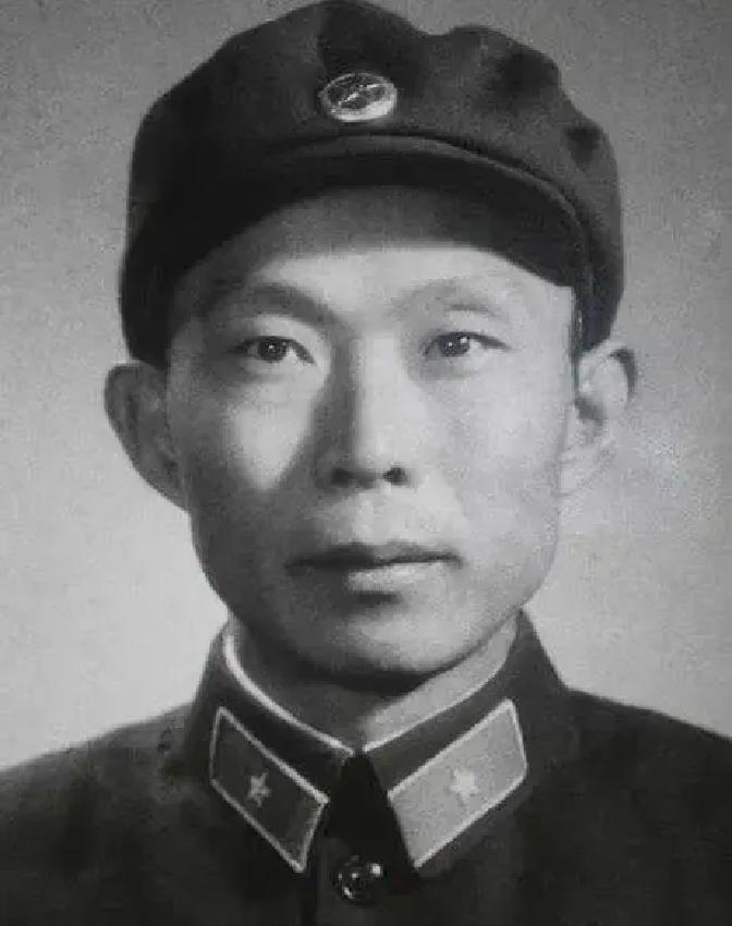 1976年，胡炜像往常一样，以军委办公厅主任的身份走进会议室，他完全没料到，这一