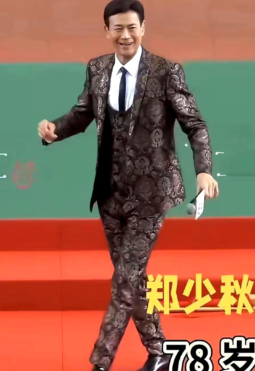 什么叫永远的不老男神。快八十的人了，他还是会穿着一身笔挺的西装出现在镜头