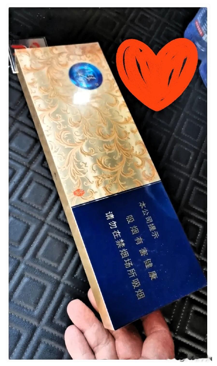 过年表哥送了两条利群，我爸早已戒烟，叫我拿去楼下烟酒店处理。老板拿过烟验了条码，