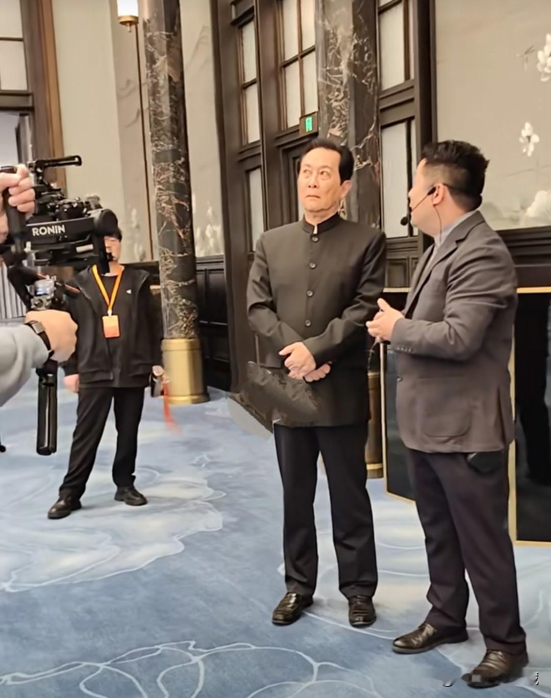 12月4日，著名表演艺术家唐国强参观上海世界会客厅，画面中，唐国强脸上皱纹明显，