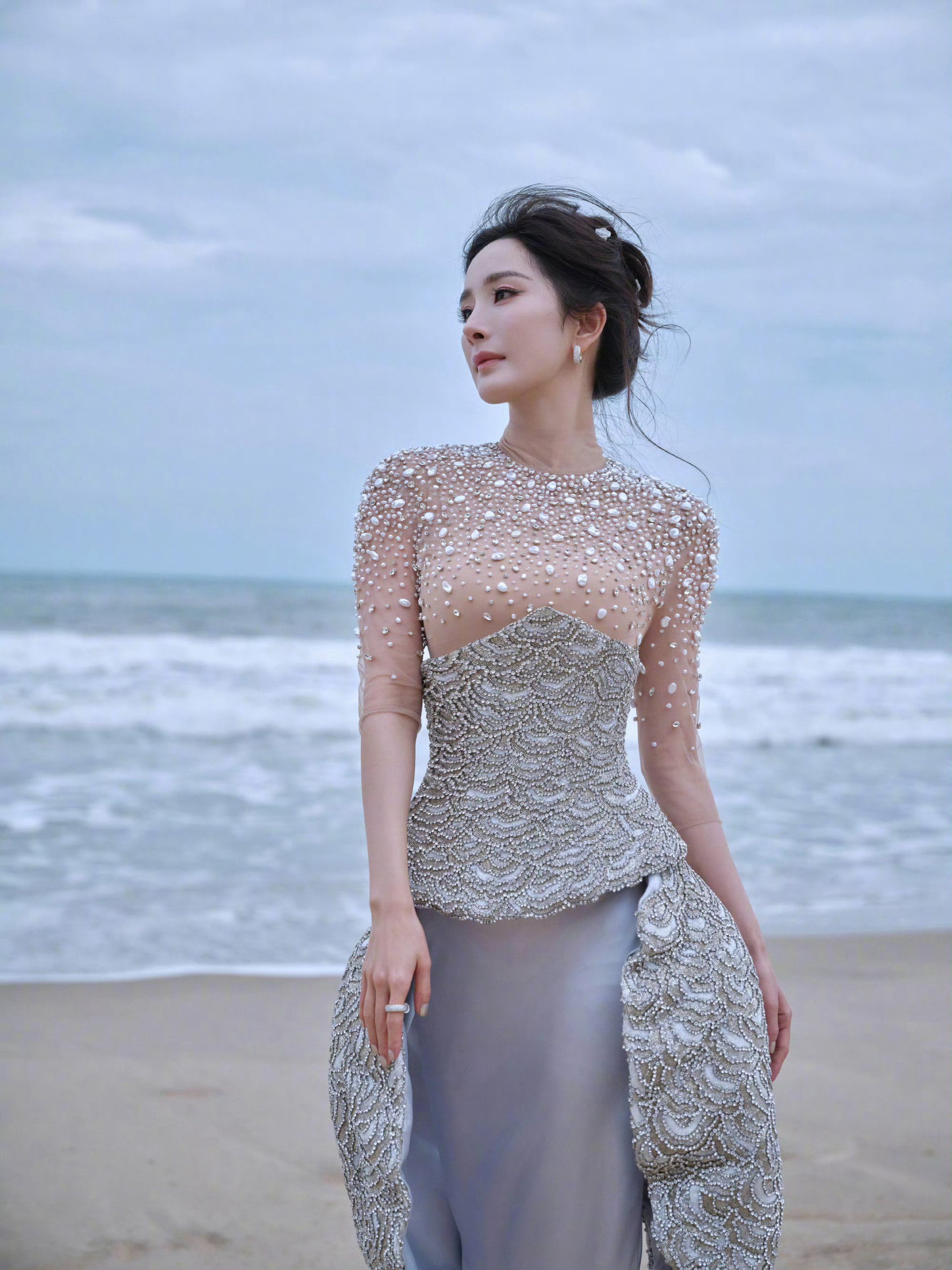 杨幂身穿MissSohee2025春夏高级定制系列紫色缎面拼接品牌标志性的