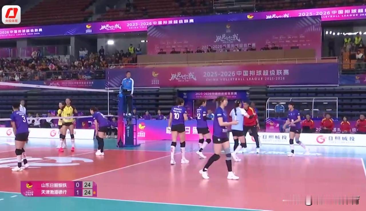 天津女排主教练陈方在山东女排主场的表现完全没有风度，球场边大吵大闹、上蹿下跳，甚