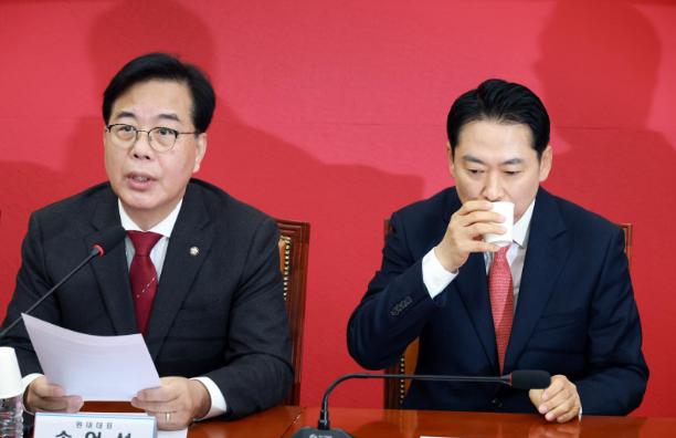 1月12日，韩国国民力量党在党内最高委员会议上，就12・29务安济州航空空难（