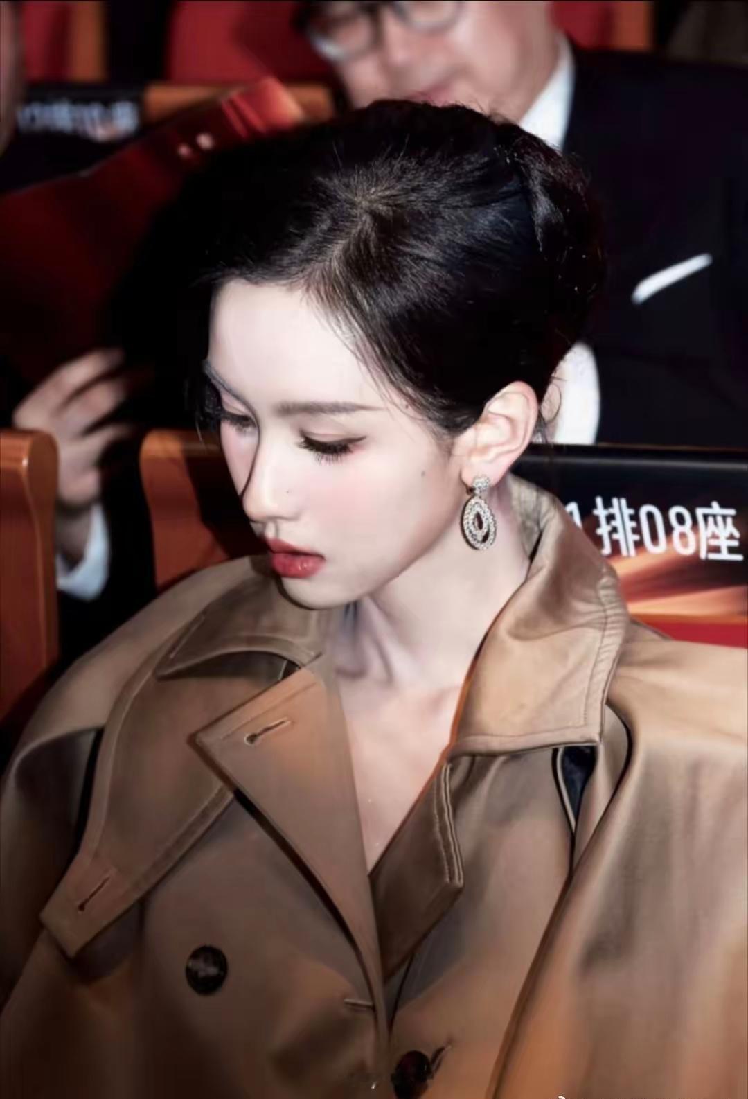 😡谁干的！？竟然给陈都灵（嘟嘟[玫瑰]）画了个“点烟图”——赶快出