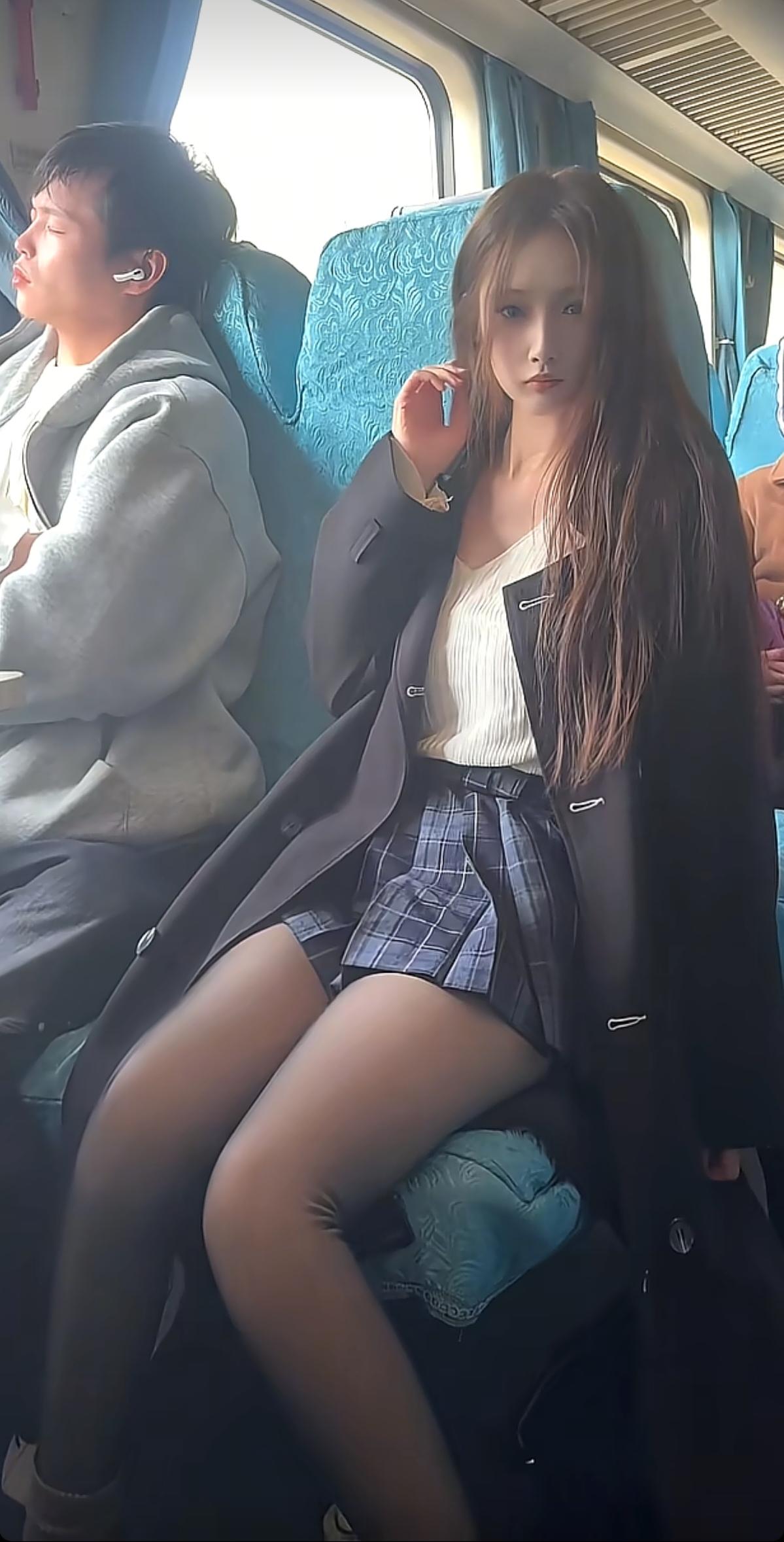 你小子做个美女在你旁边，不敢搭讪，还装睡着了是吧？