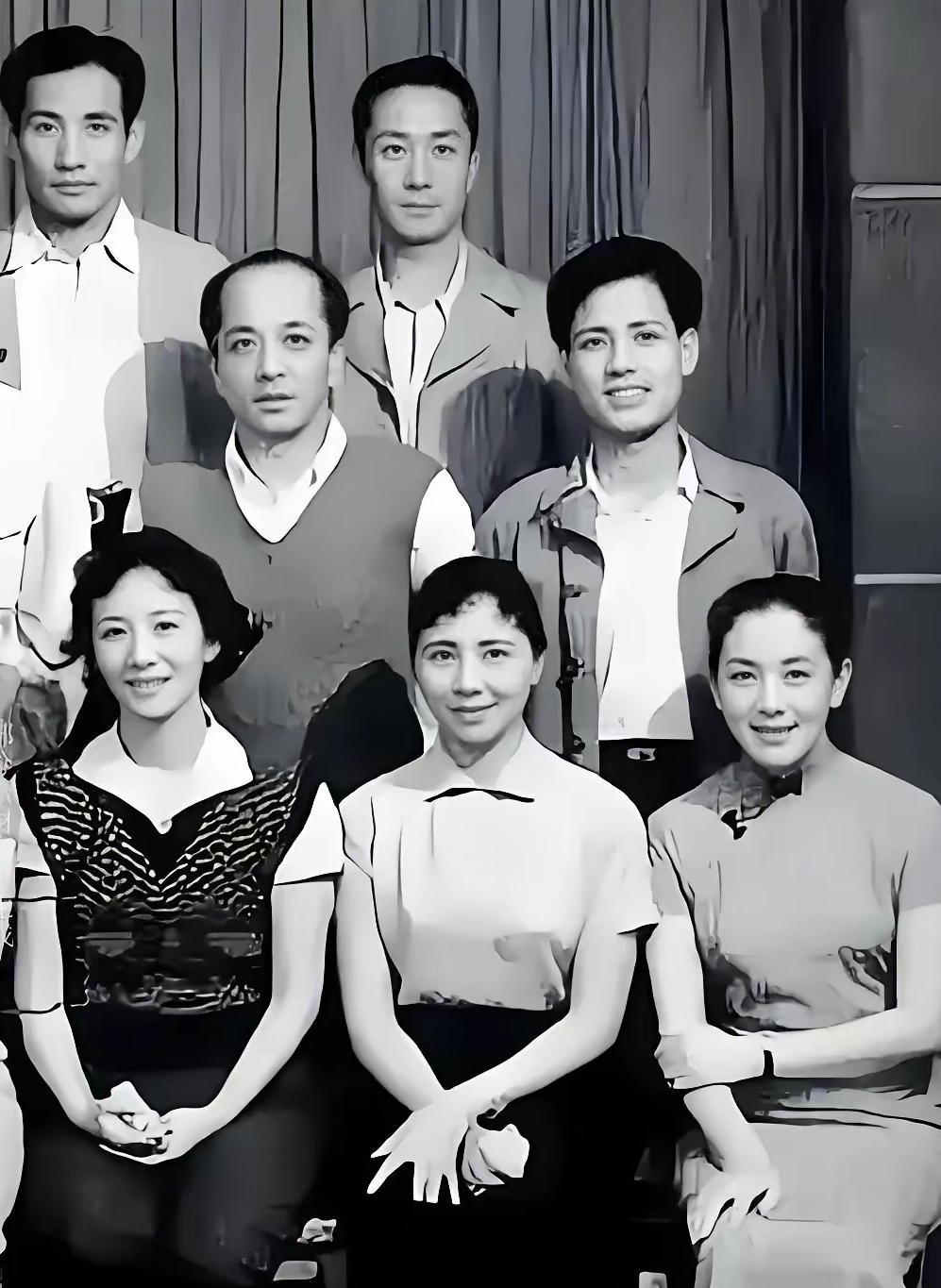 张国立李雪健陈道明七个人往台上一站，我爷立马把遥控器护住，说今晚谁也别换台。节