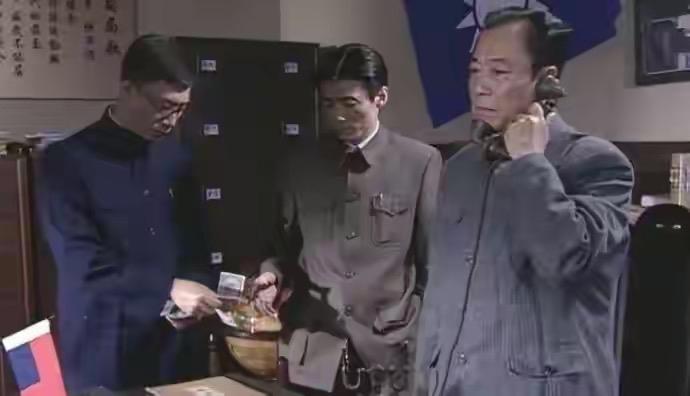 《潜伏》里的吴站长私下会偷卖重要情报换金条吗？不会。没必要。站长的成