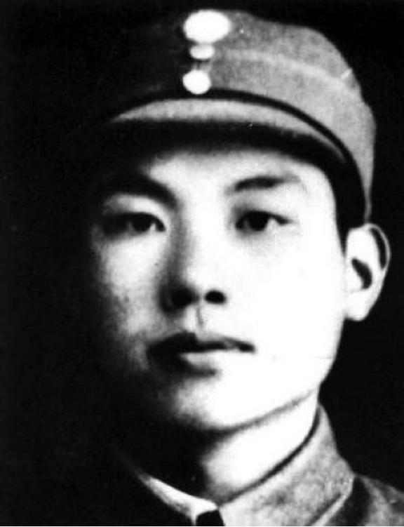 1961年，周总理在钓鱼台偶遇一个落单的少女，就问她：“你爸爸是谁？”少女说：“