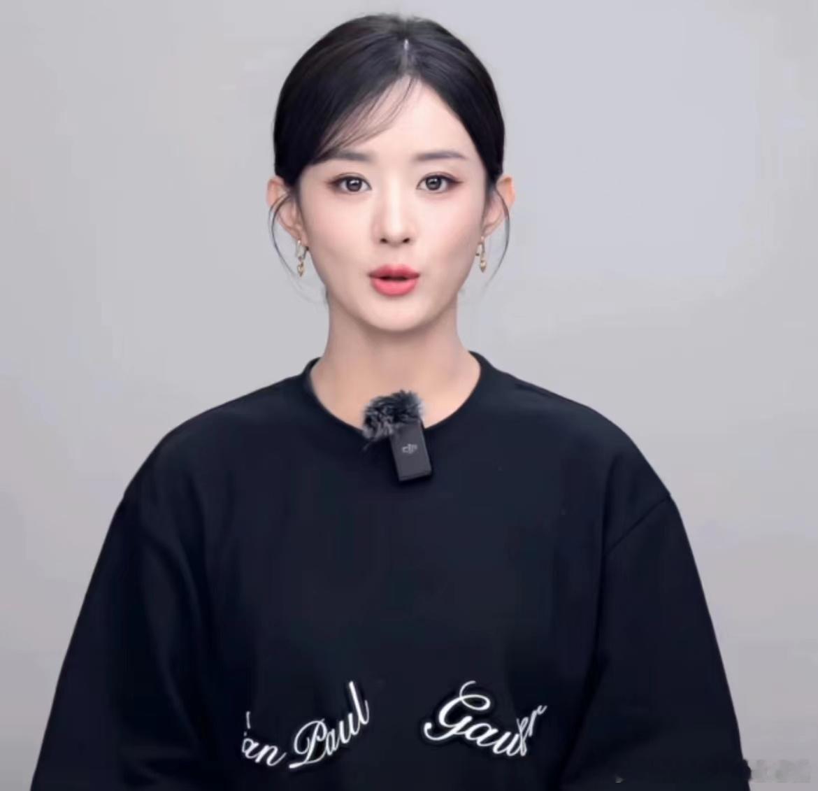 我天，赵丽颖这脸...被姐姐这脸硬控了！