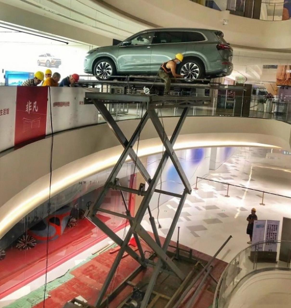 把车弄到一楼以上才是最麻烦的工程，这种情况都得等商场晚上下班了才能施工