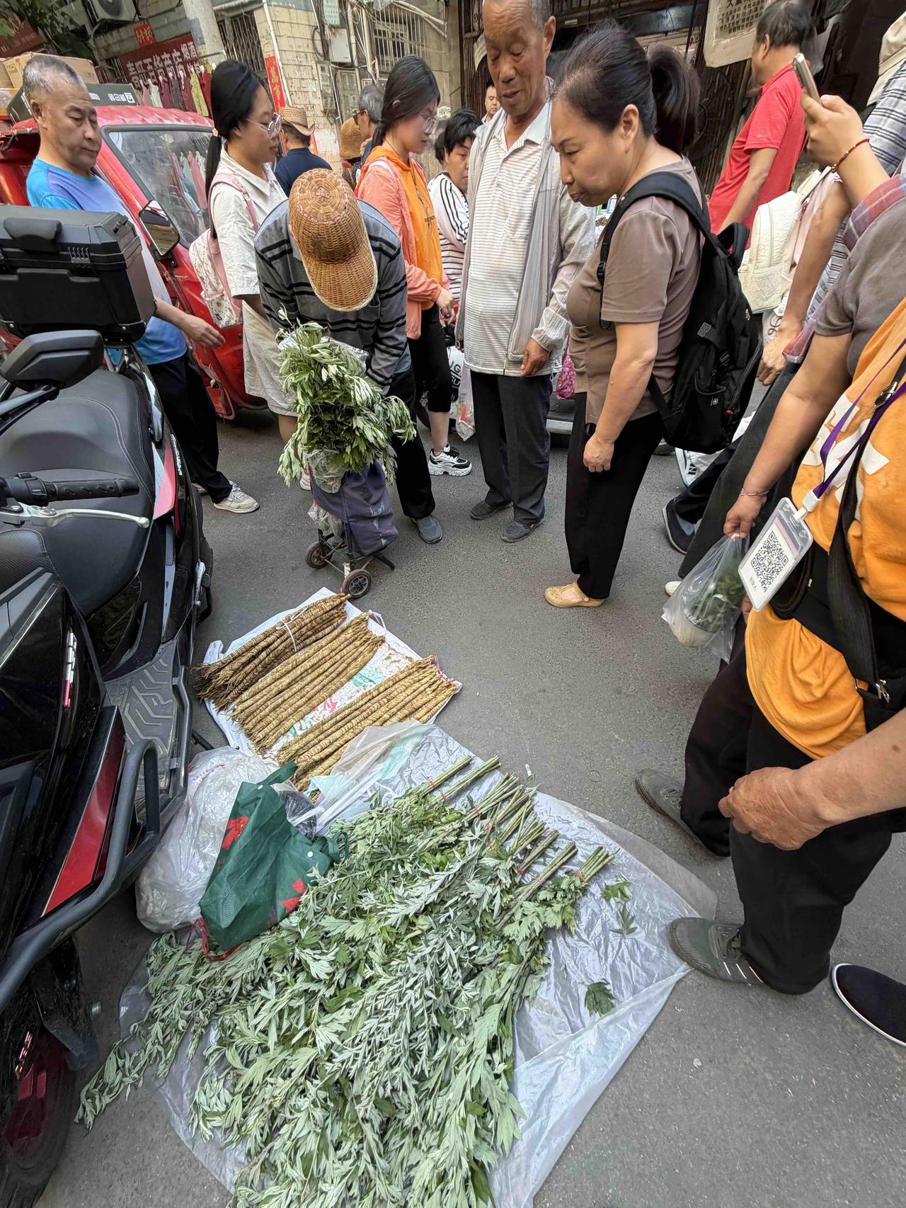今天上午，我逛西安档子，走到西仓东巷时，看到一家摊位前，围着许多人，就走过去观看