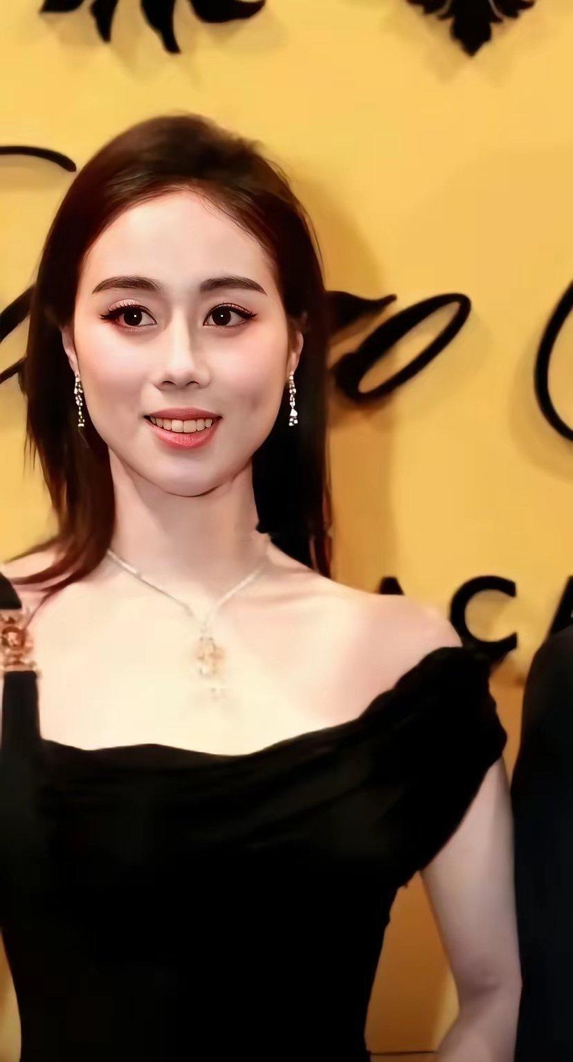 奚梦瑶婚礼的珠宝居然是小姑子带过的