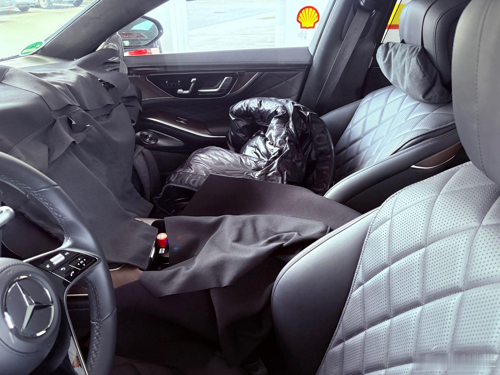 纯电GLC的方向盘上，小滚轮回归。改款S级也要回归。基本就定好了调子，以后的车型