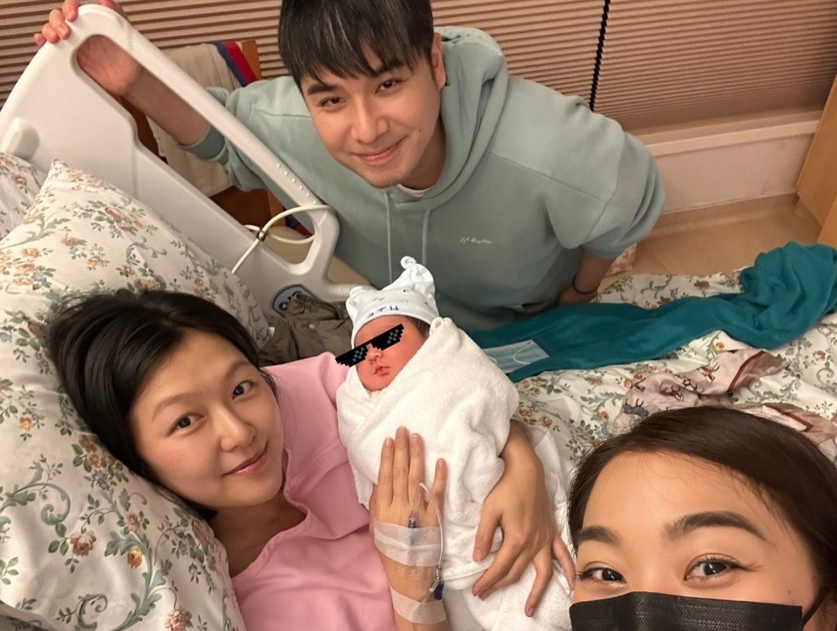80岁秦沛荣升做爷爷！儿子姜文杰晒一家三口合照宣布女儿「小姜蓉」出生👩🏻🍼