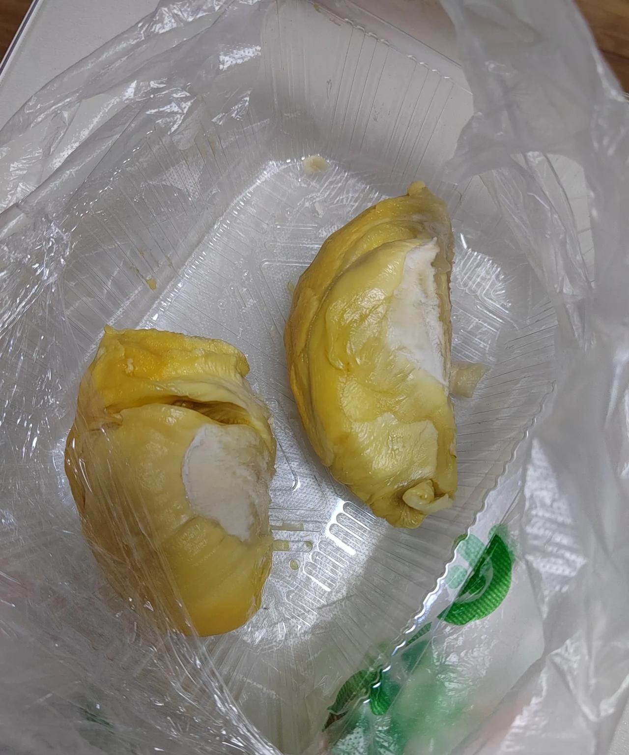榴莲吃起来也就能样子！长这么大，终于吃到了水果之王榴莲。谁给榴莲起了一个名