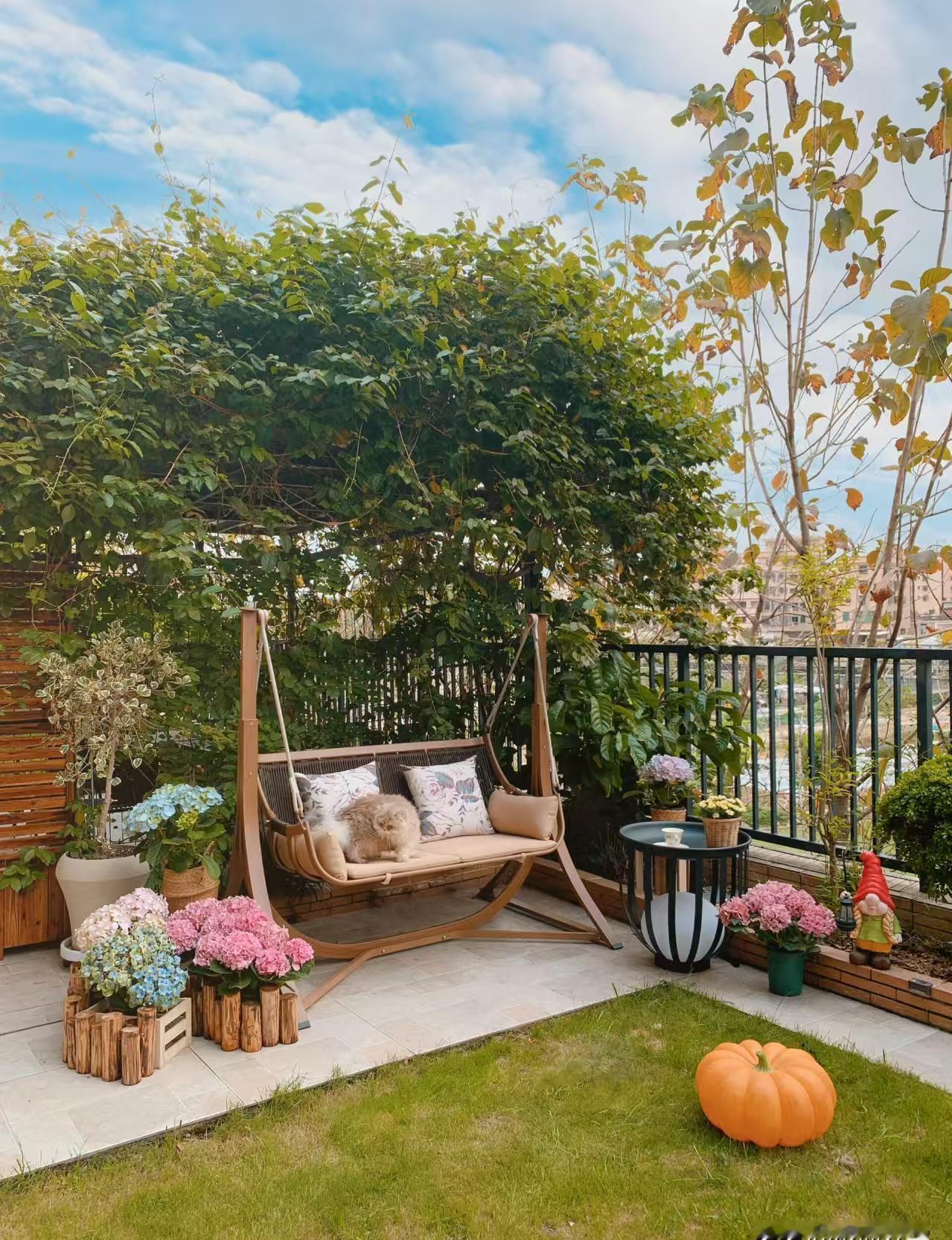 我妈上周在电梯里被隔壁阿姨问：“你们家房子卖啦？”她一脸懵，回家翻抽屉才找出那