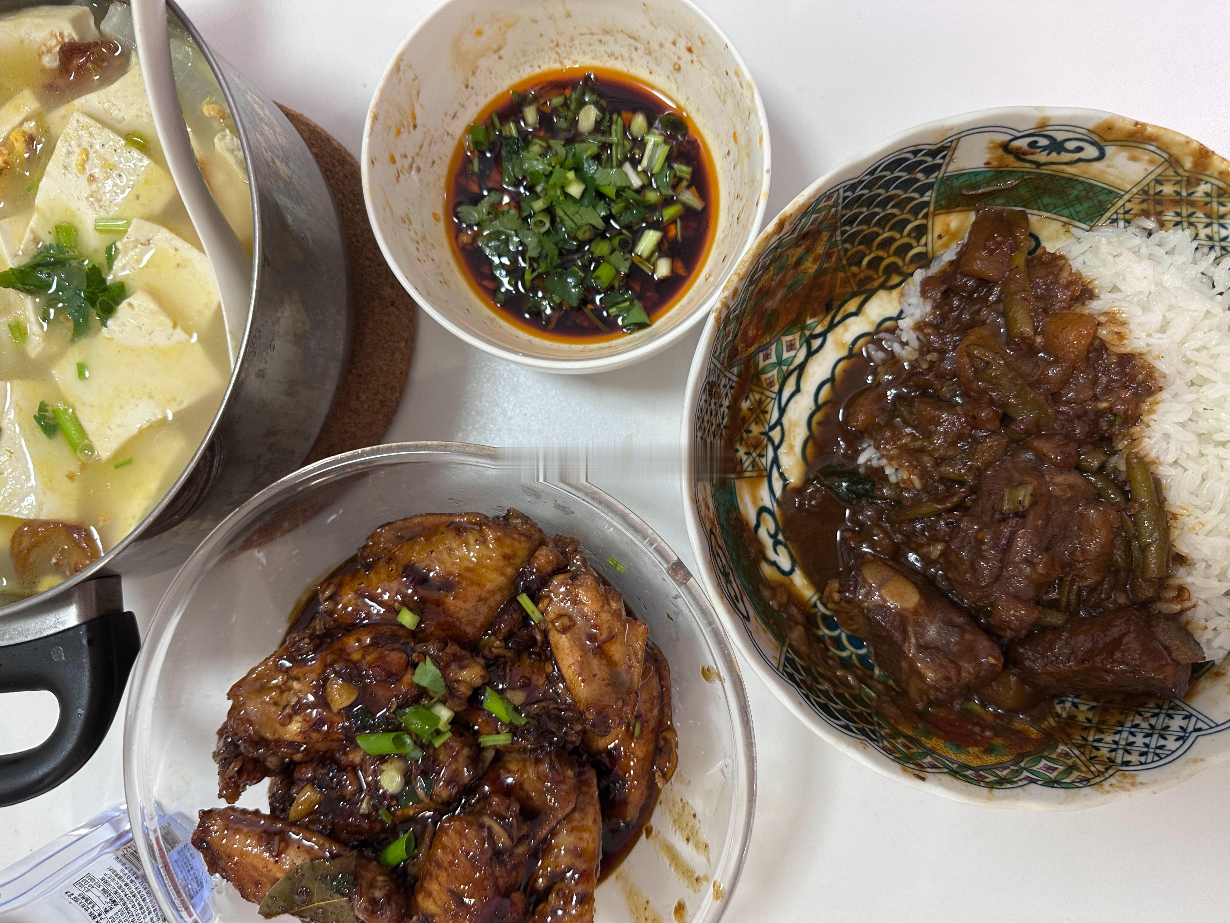 昨天的红烧排骨剩菜做盖浇饭，然后新做一个川味可乐鸡翅，配着泡菜，一盆米饭一扫而光