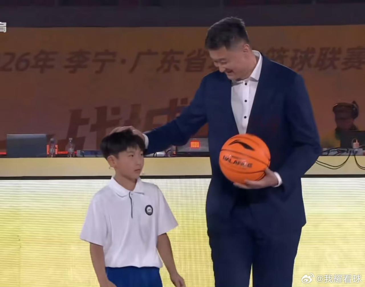 广东男篮客场挑战领头羊，杜锋策略成关键，能否逆袭取胜？