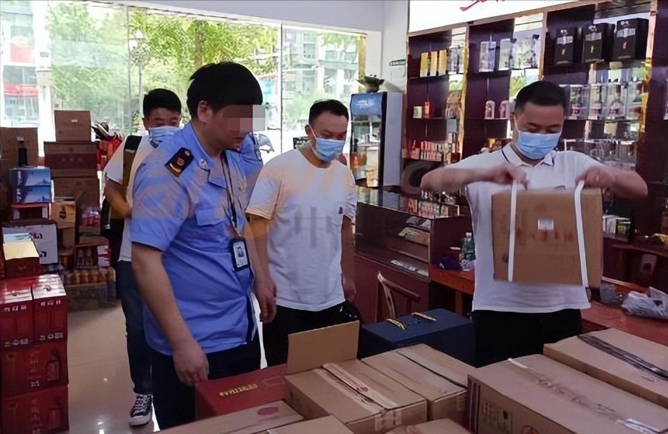 安徽，李某在电商平台两次低价买3箱剑南春白酒，经鉴定是假酒。他申请仅退款，商家只