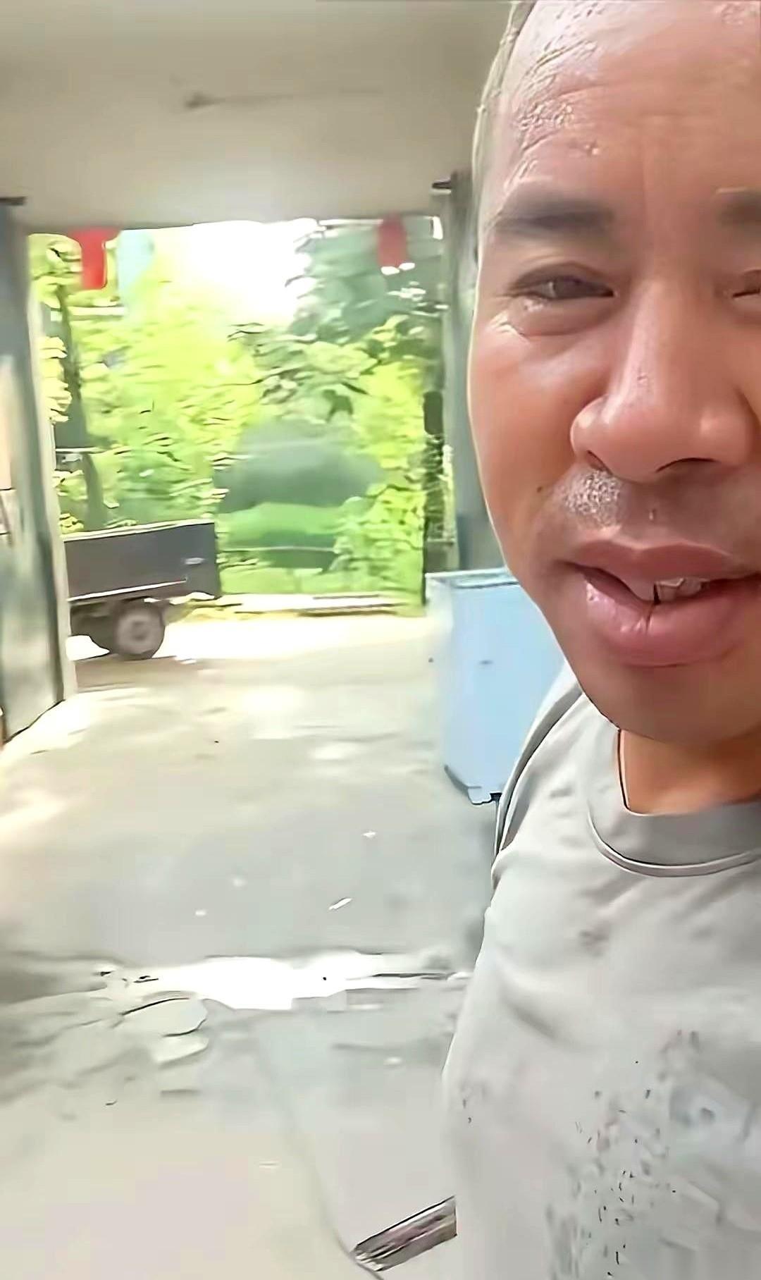51岁的人，当着全村的面，胳膊抬了一下，又垂了下去。旁边有人催了一声“指”，他胳