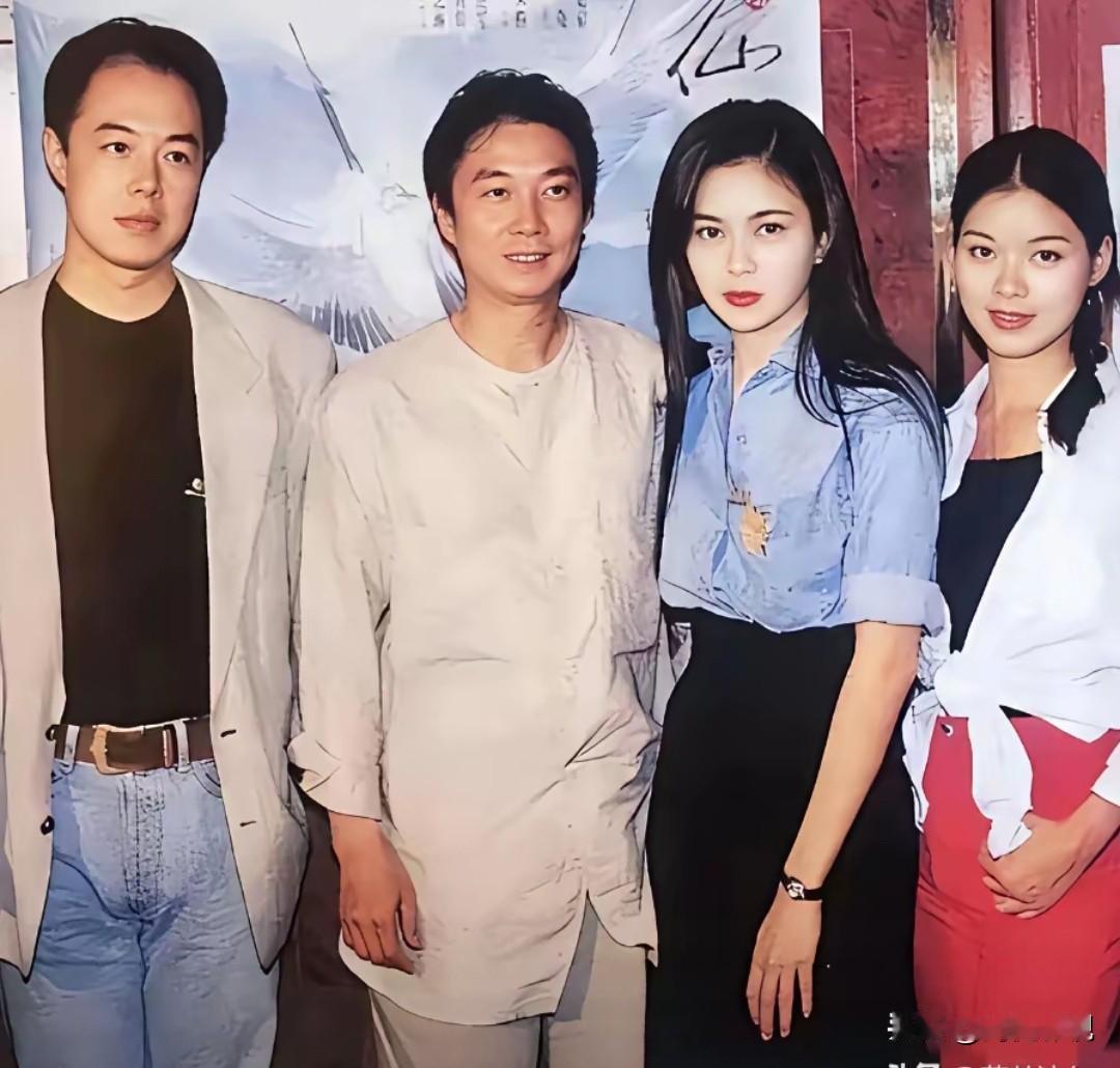 那时的张铁林疏眉朗目，气宇轩昂，风度翩翩！左二是谦谦君子英俊潇洒的刘松仁，左三是