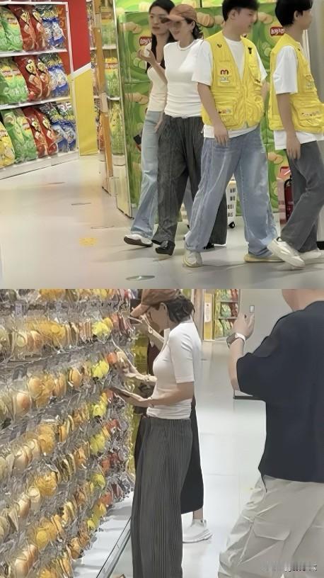 章子怡长沙逛零食店被说像“老大妈”？脱了外套那一瞬间，真的老了吗？前两天刷到章