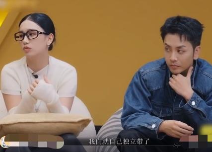 梁淞说，上个星期都没怎么和何美延说话！因为他们给父母放了个假，小两口自己带娃，