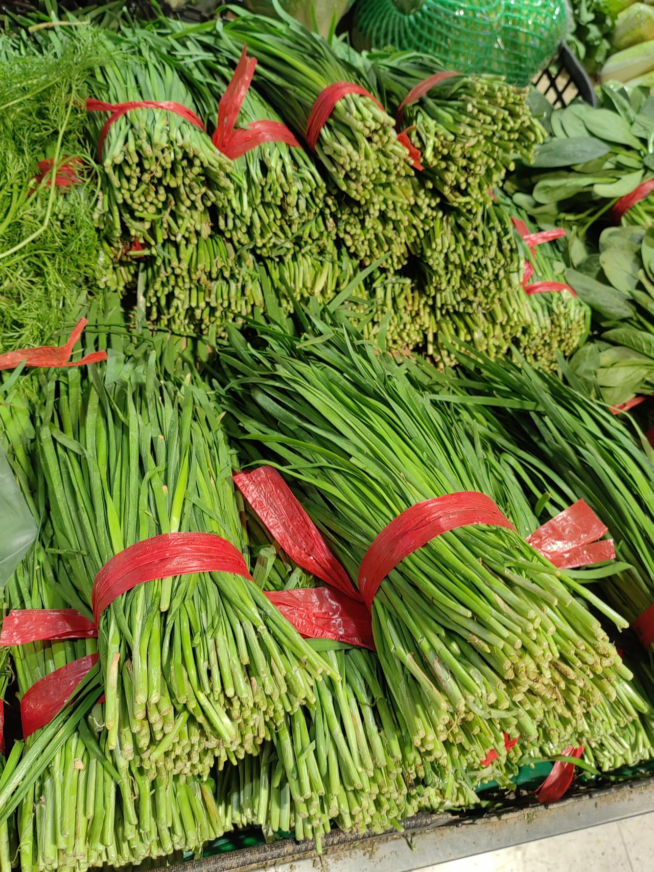 每天都得去超市购物，看看这新鲜的蔬菜，绿油油的，真鲜嫩，有韭菜、小白菜、香菜、小