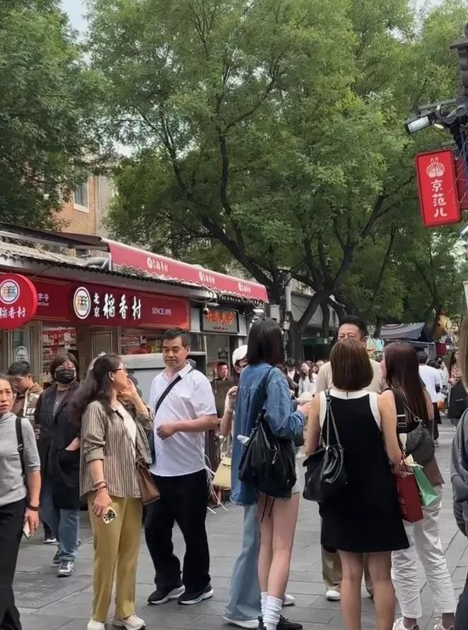 婚礼刚结束，汪小菲就被拍到带着一群女性朋友逛南锣鼓巷。有网友调侃说这排场不愧是