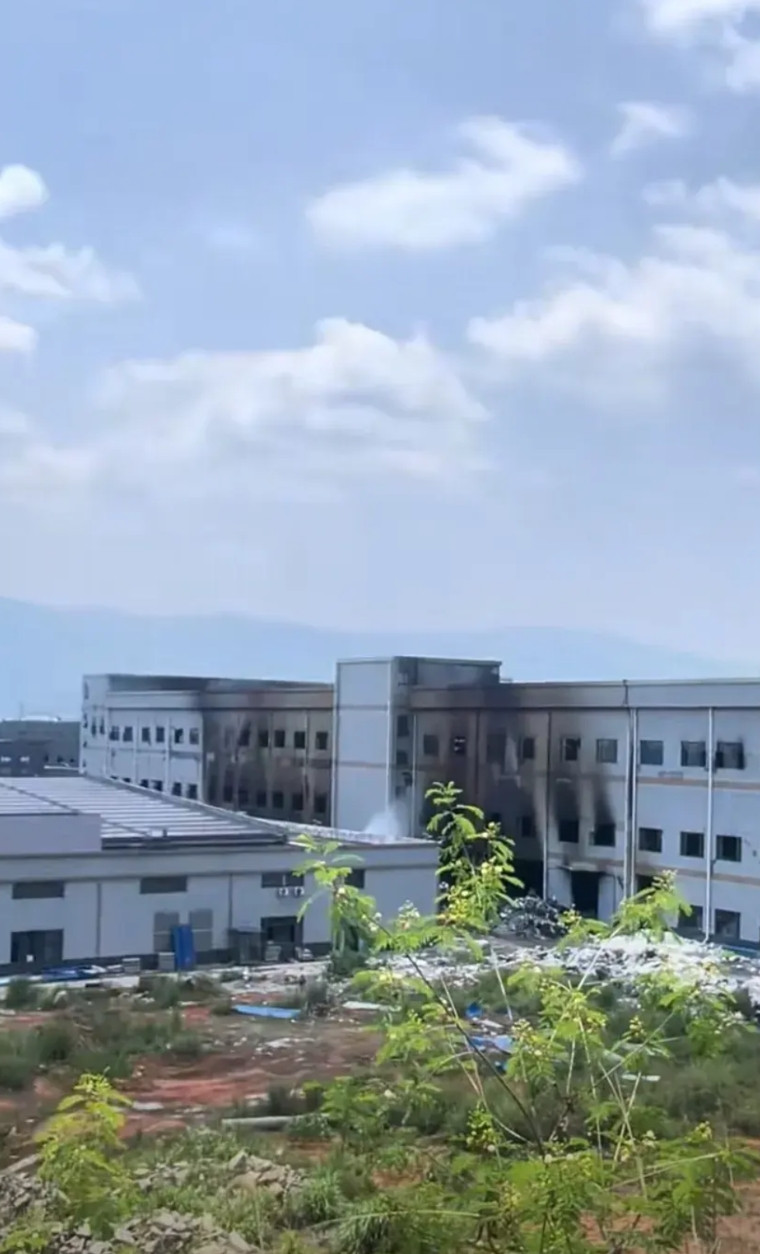 四川宜宾这个纺织厂所在的这栋楼，看起来是处于完全报废的状态。但是那个老板并不可怜