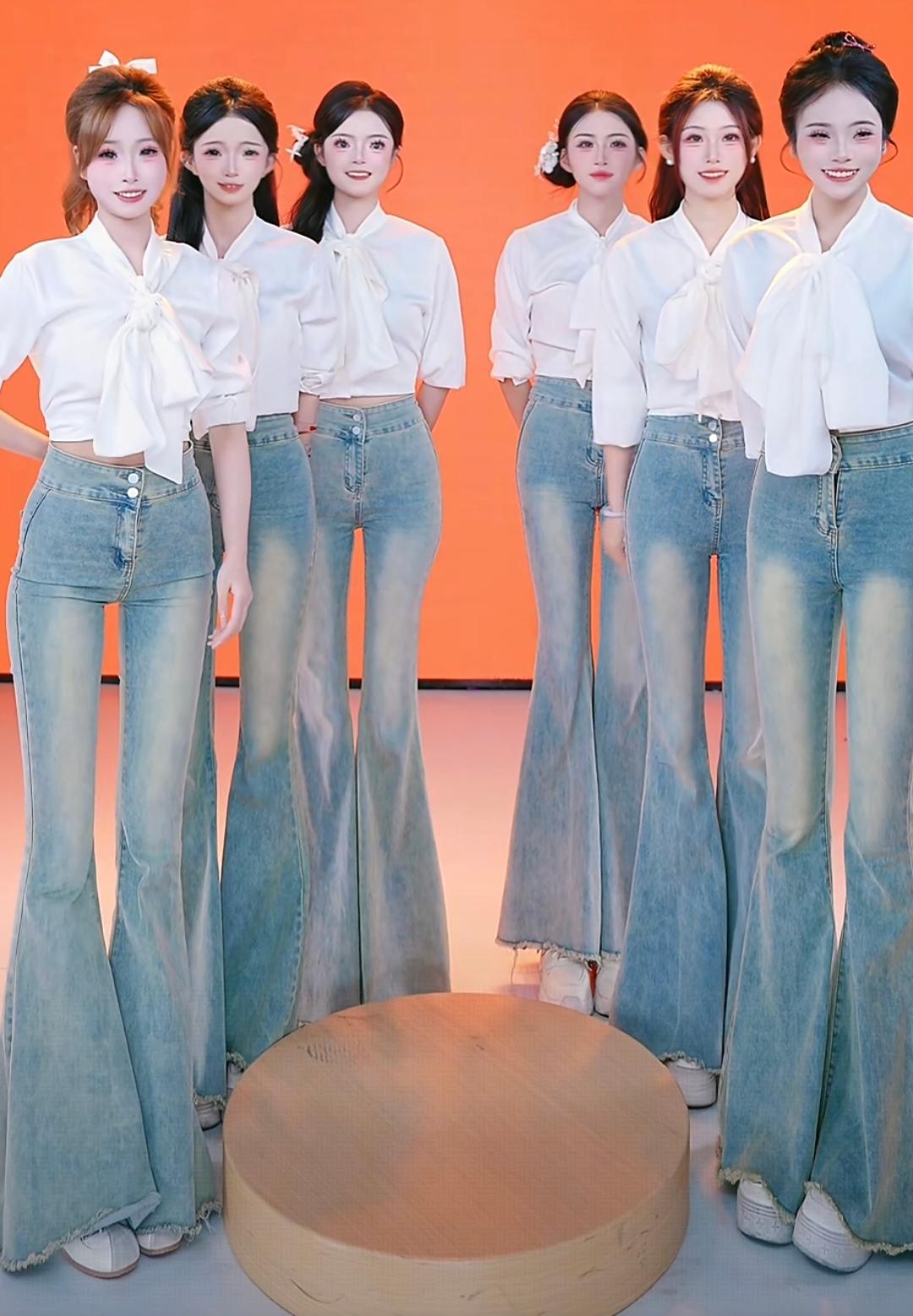 相信大伙儿在网上肯定都刷到过那种“团播”吧？一群帅哥美女在镜头前又唱又跳，热闹得