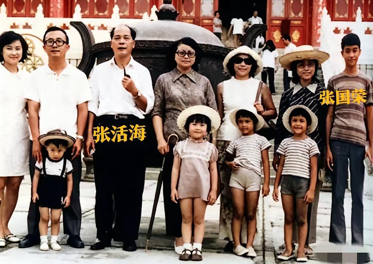 张国荣的父亲张活海是香港有名的“洋服大王”。他也为自己的小儿子（唤做“十仔”，学