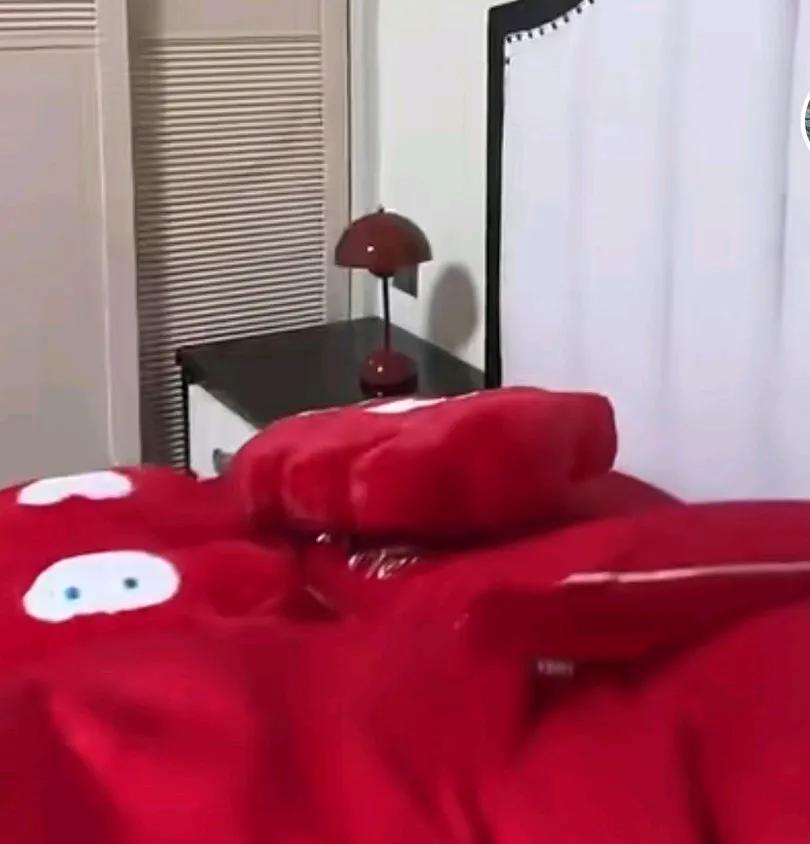 女子晒婚夜无语一幕，女子洗完澡出来，发现老公已呼呼大睡了，呼噜打的很响，女