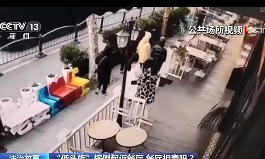 上海，女子在某餐厅吃饭，结账后从餐厅往外走的时候，一直低头看手机，在餐厅外下台阶