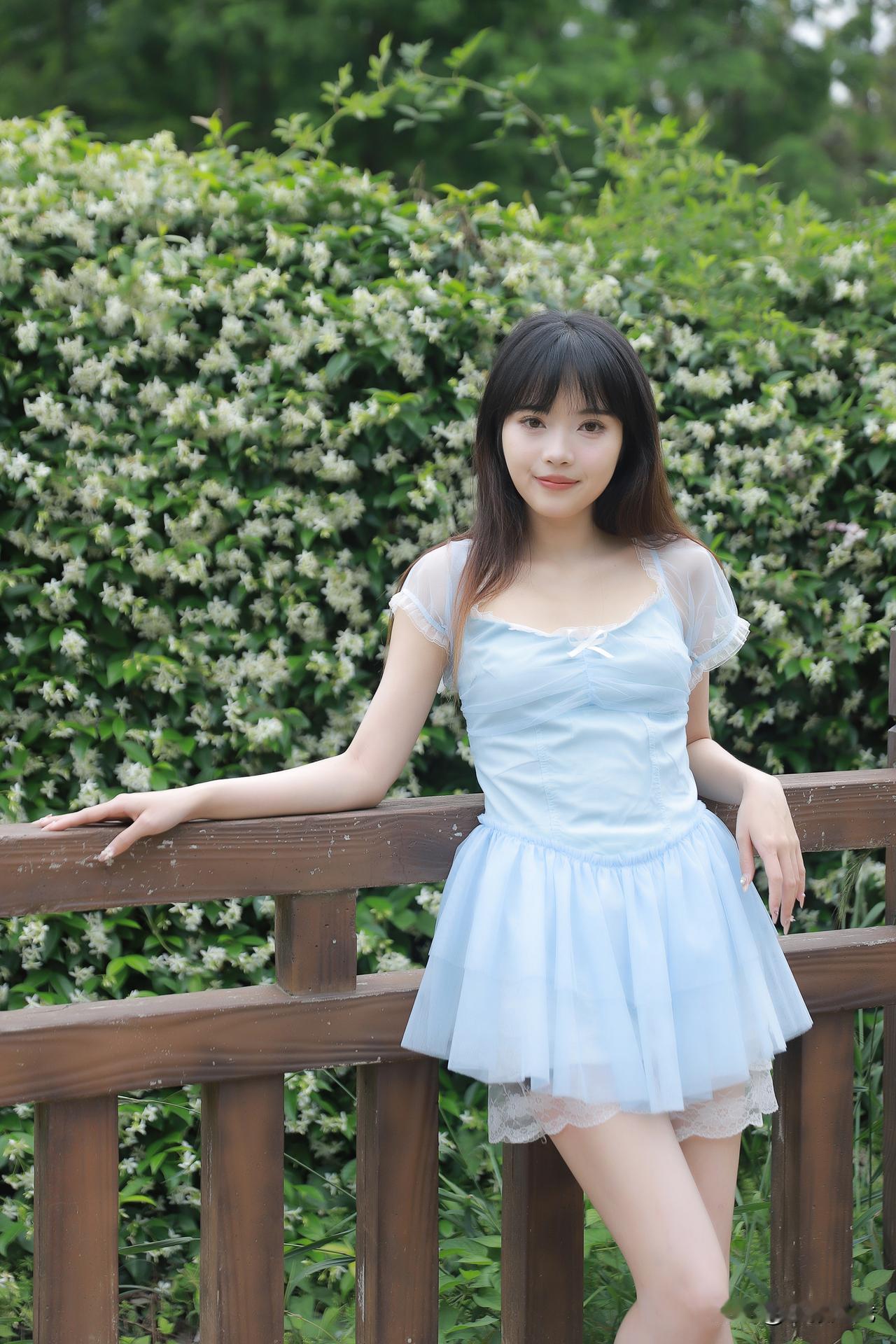 【文艺九重奏｜把浅蓝穿成永恒的诗篇】🦋当浅蓝连衣裙遇见自然光影，这位黑发女