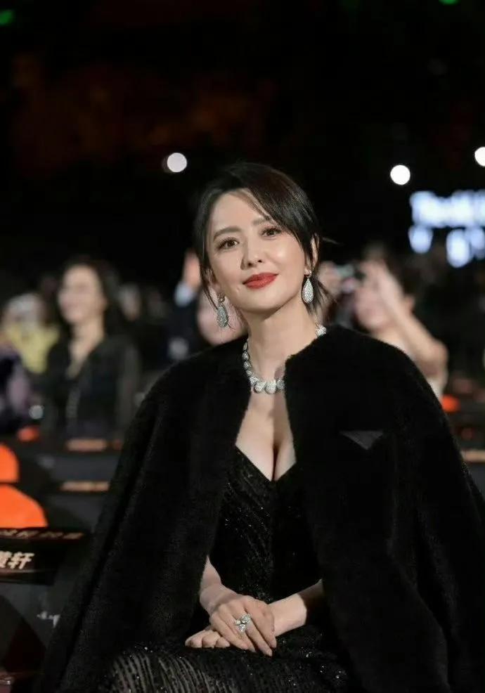 佟丽娅这状态，真的美到发光！黑色丝绒礼服搭配同色系毛绒披肩，贵气又优雅，珠