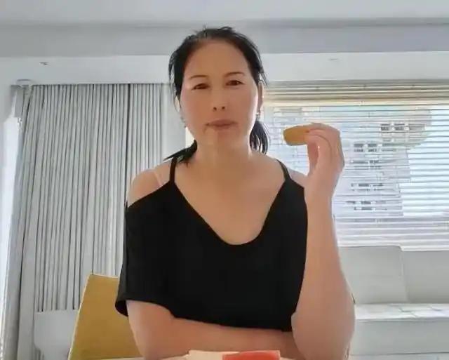 “小杨阿姨带着汪家的两个孩子出现在镜头前。她将孩子拽到镜头前，直播间人气迅速攀升