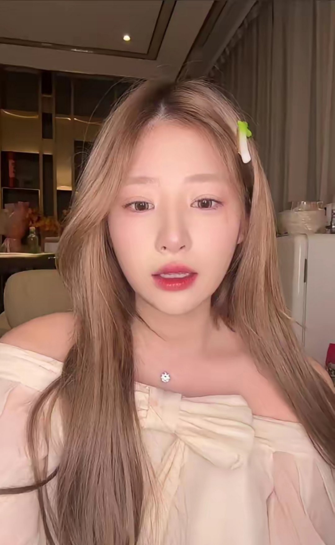 黄一鸣在直播里说，2022年王思聪约她，先转五万打车费，见完面再转五万。母亲急性