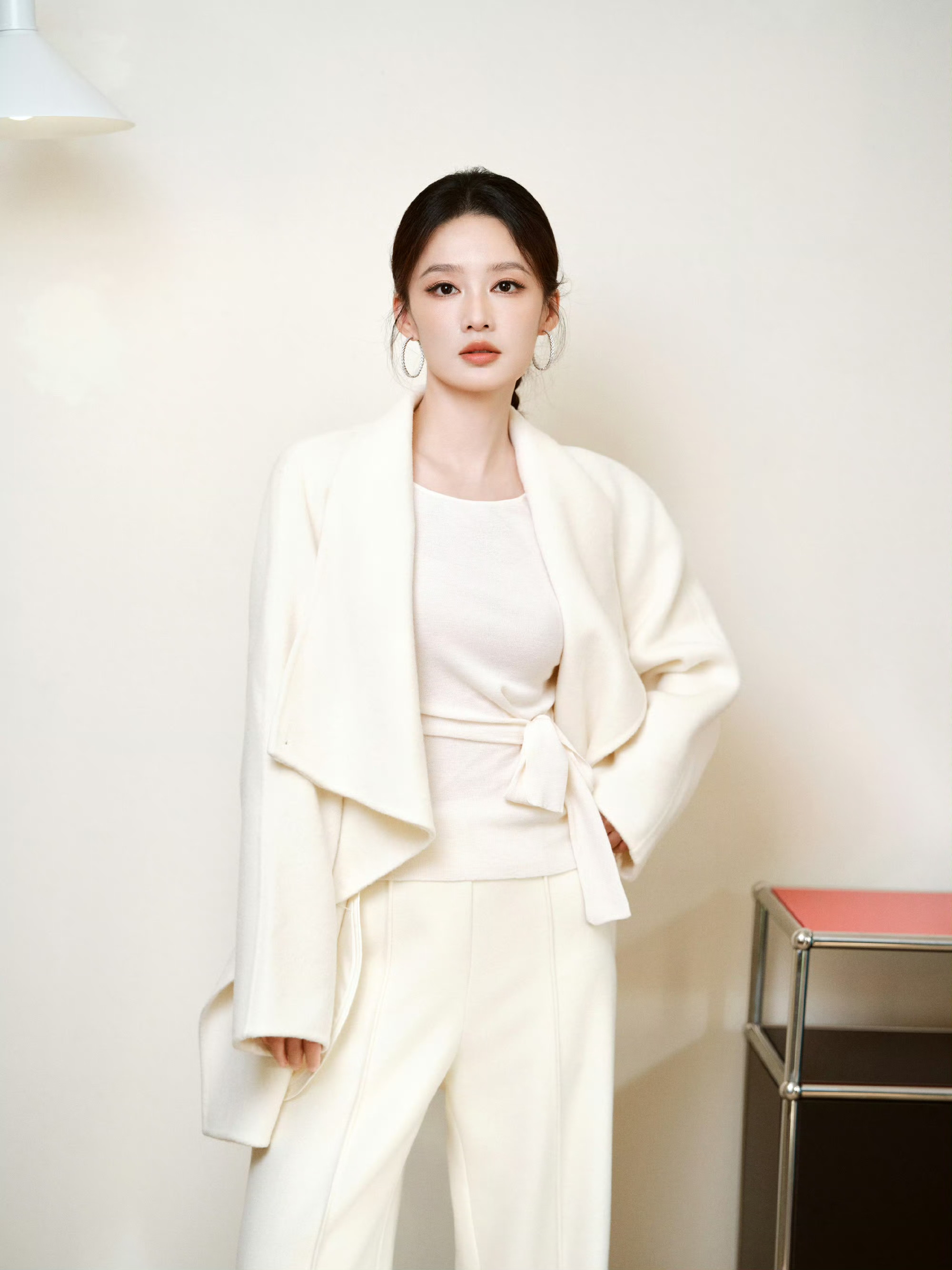 李沁:白衣尽显温婉风姿李沁全新质感造型大片上线一身奶白色大衣简约大气，内搭同色系打底，干净配色温柔又