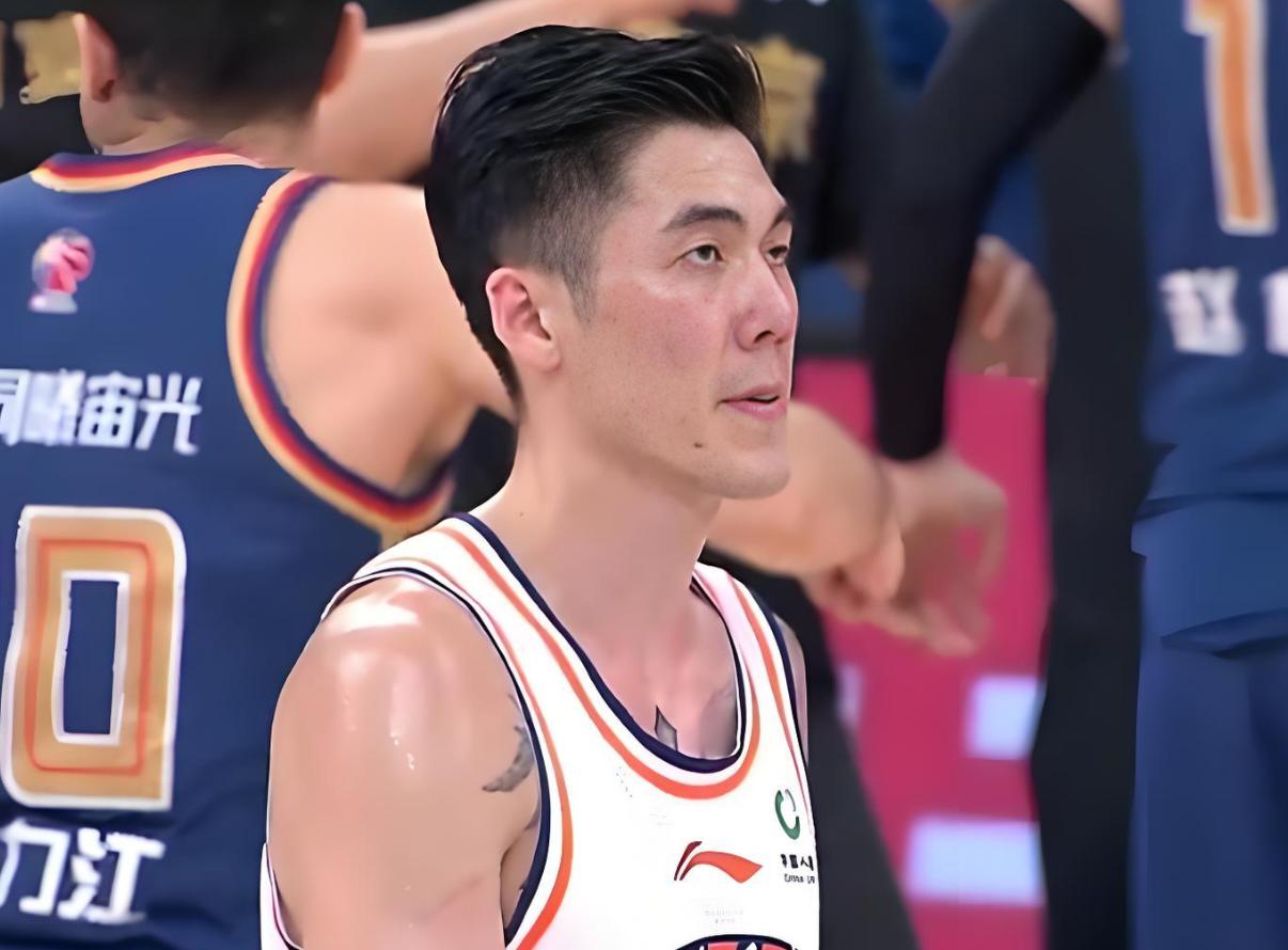 丢人！0分，0分，上空篮也三不沾，球迷：真的是太离谱了。CBA常规赛第二轮，上