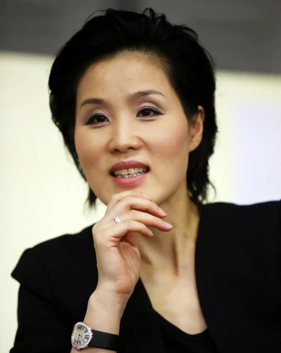 她是中国乒乓球名将，退役后远嫁韩国，丈夫是韩国乒乓球名将，婚后她入籍韩国，但始终