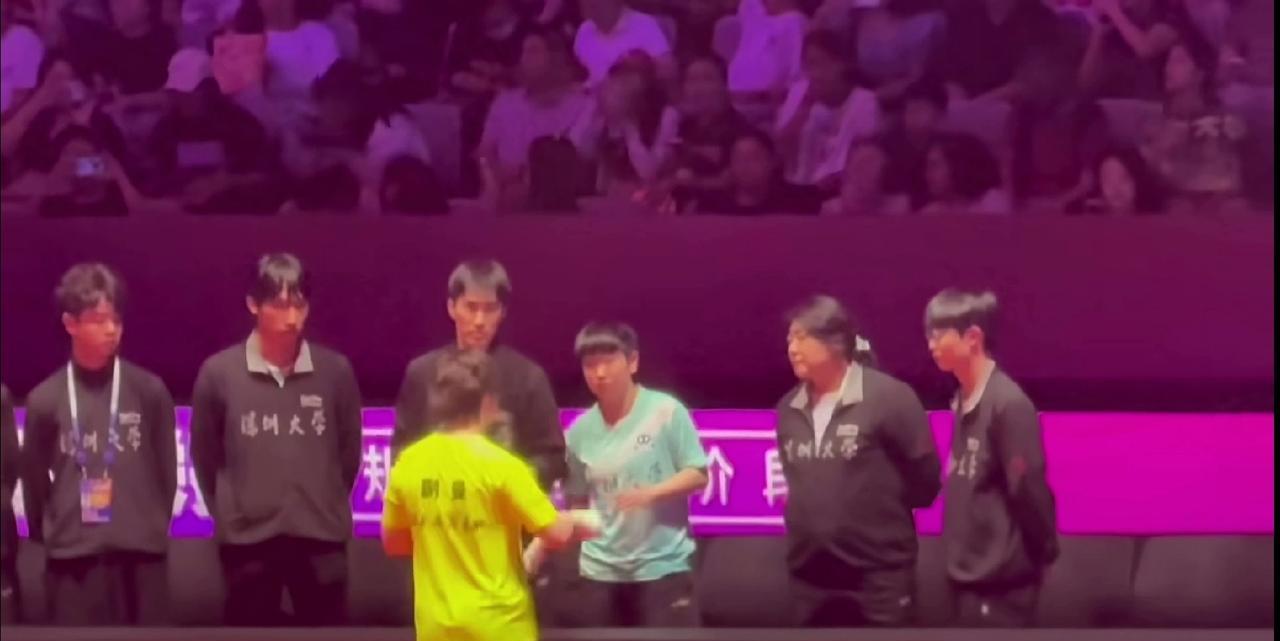 我感觉深圳大学请孙颖莎相当于请了一个免费的教练。同时我觉得这次深圳大学最大受益人