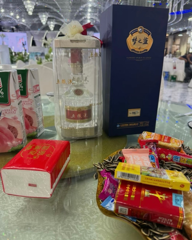前两天去吃喜酒笑死人了！我们那桌全是女的，没人喝酒也没人抽烟。我刚合计桌上的烟能